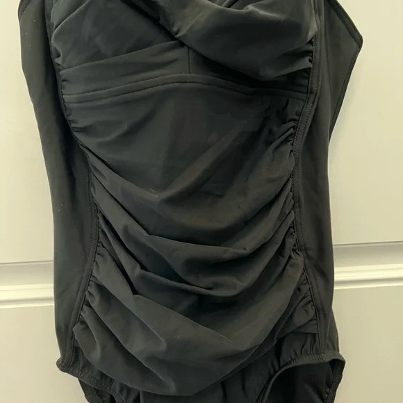 Land’s End one piece swimsuit with padding. Adjustable straps has liner.… - Picture 4 of 8